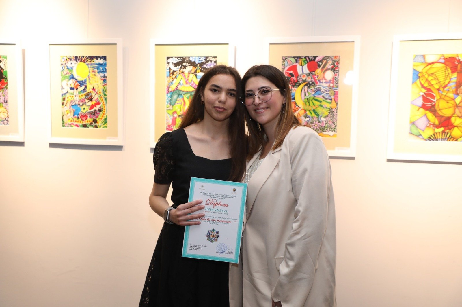 Heydər Əliyevin 100 illik yubileyinə həsr olunmuş “El bilir ki, sən mənimsən” adlı rəsm sərgisi keçirilib - FOTO 