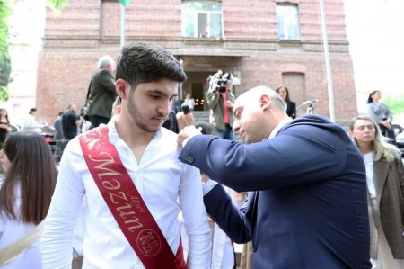 Gürcüstanın təhsil və elm naziri tədrisi Azərbaycan dilində aparılan məktəbdə buraxılış tədbirinə qatılıb - FOTO