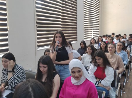 İqtisadiyyat və Humanitar Kollecdə bir qrup şair və yazıçı ilə görüş olub - FOTO