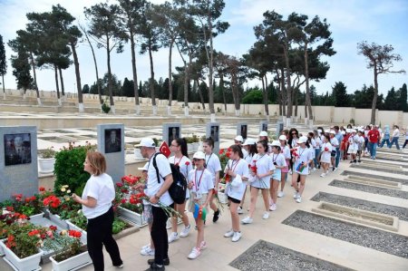 Türkdilli ölkələrin məktəbliləri Fəxri xiyabanı ziyarət ediblər - FOTOLAR