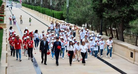 Türkdilli ölkələrin məktəbliləri Fəxri xiyabanı ziyarət ediblər - FOTOLAR