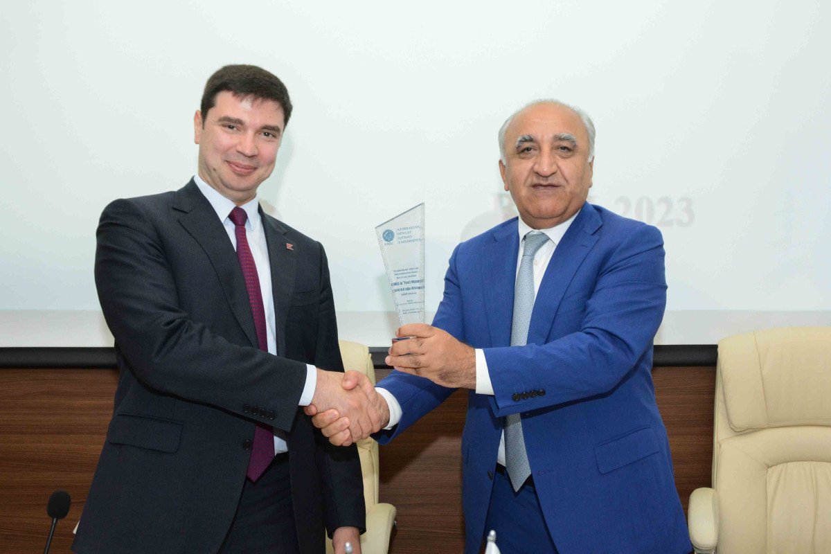 UNEC ilə Kapital Bank arasında yeni memorandum imzalanıb - FOTO UNEC ilə Kapital Bank arasında yeni memorandum imzalanıb - FOTO