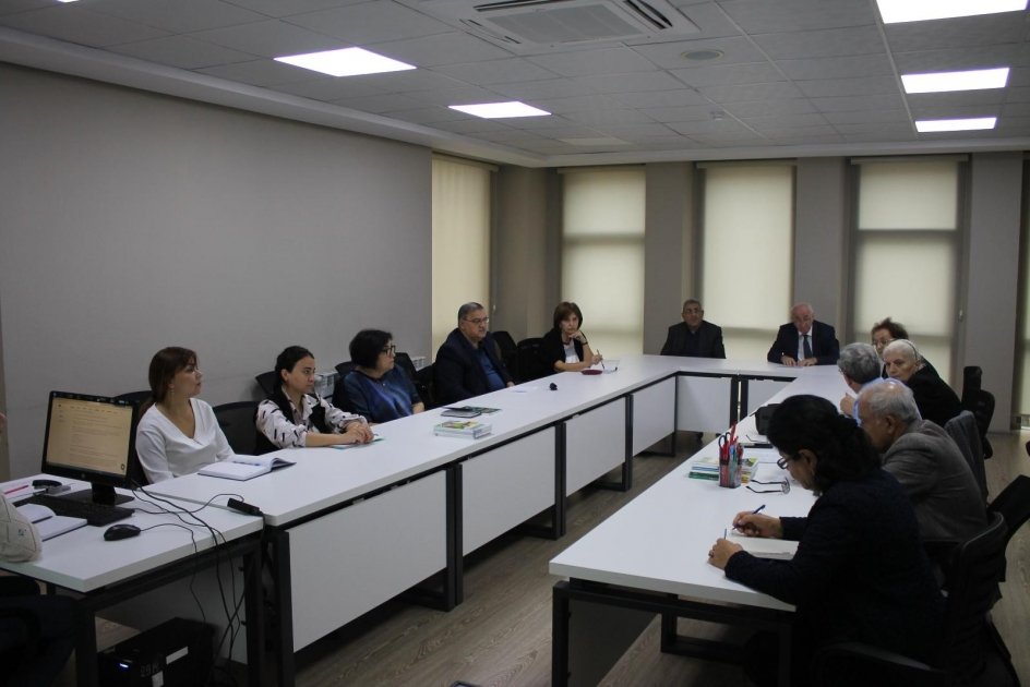 DİM-də biologiya və tarix fənləri üzrə imtahan proqramları müzakirə edilib DİM-də biologiya və tarix fənləri üzrə imtahan proqramları müzakirə edilib