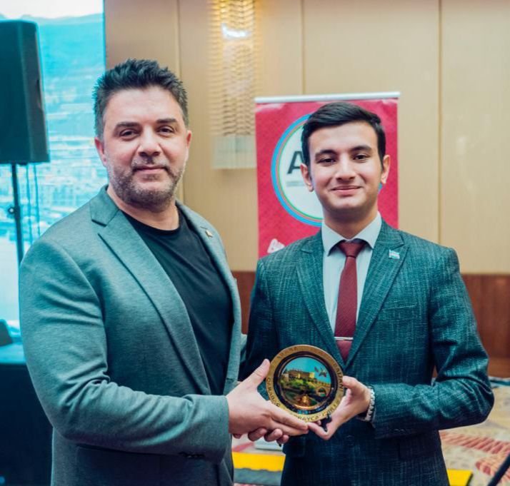 “Xəzər”in tələbəsi Şimali Kipr Türk Respublikasının Prezidentinə hədiyyə təqdim edib - FOTO “Xəzər”in tələbəsi Şimali Kipr Türk Respublikasının Prezidentinə hədiyyə təqdim edib - FOTO