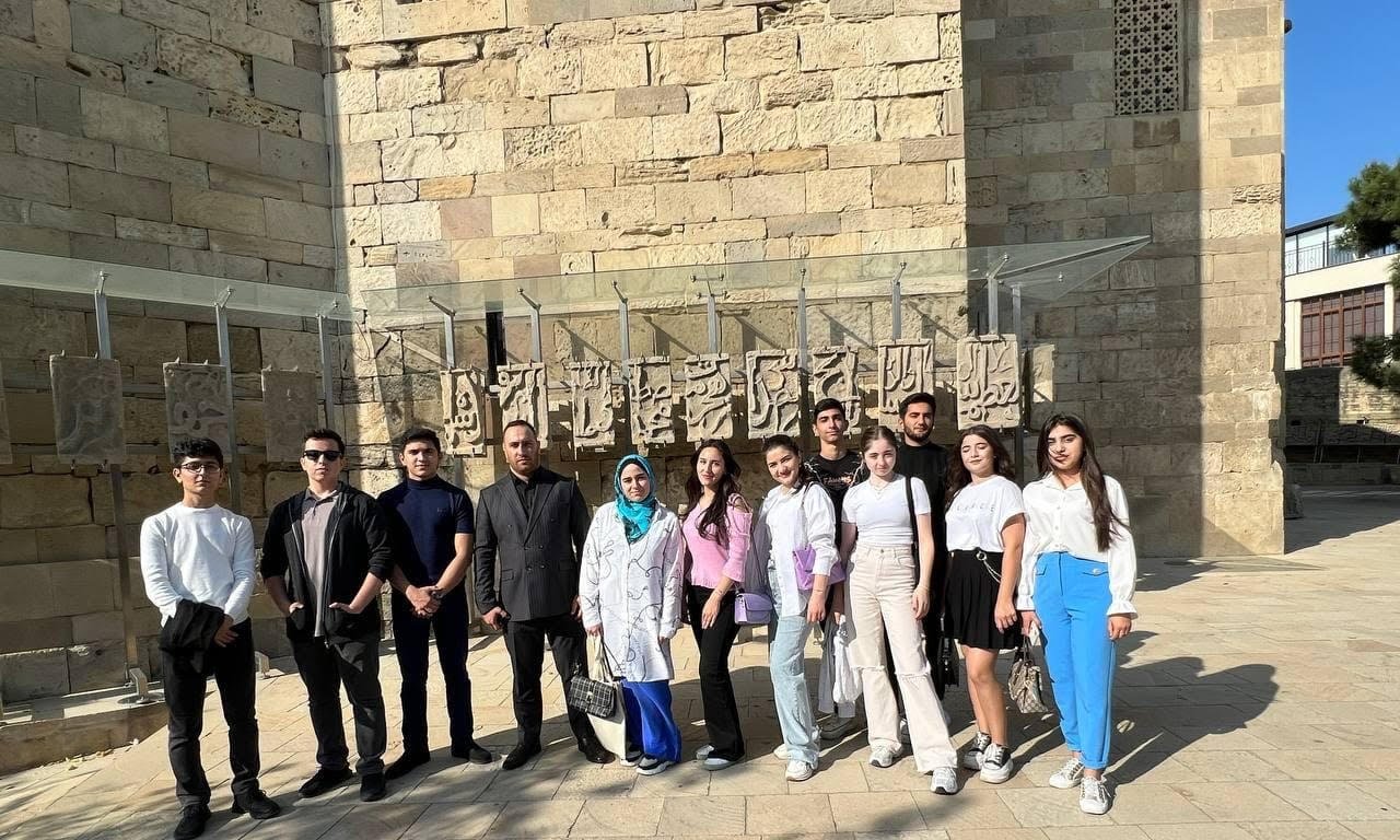 BDU könüllüləri Şirvanşahlar Saray Kompleksini ziyarət ediblər - FOTO