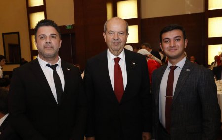 “Xəzər”in tələbəsi Şimali Kipr Türk Respublikasının Prezidentinə hədiyyə təqdim edib - FOTO “Xəzər”in tələbəsi Şimali Kipr Türk Respublikasının Prezidentinə hədiyyə təqdim edib - FOTO