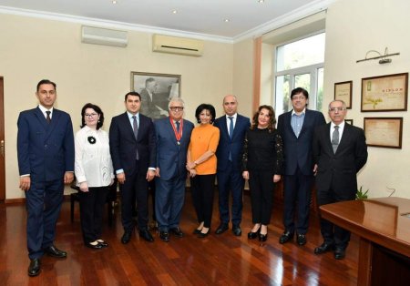 Adil Kərimli və Emin Əmrullayev Bakı Musiqi Akademiyasında - FOTO Adil Kərimli və Emin Əmrullayev Bakı Musiqi Akademiyasında - FOTO