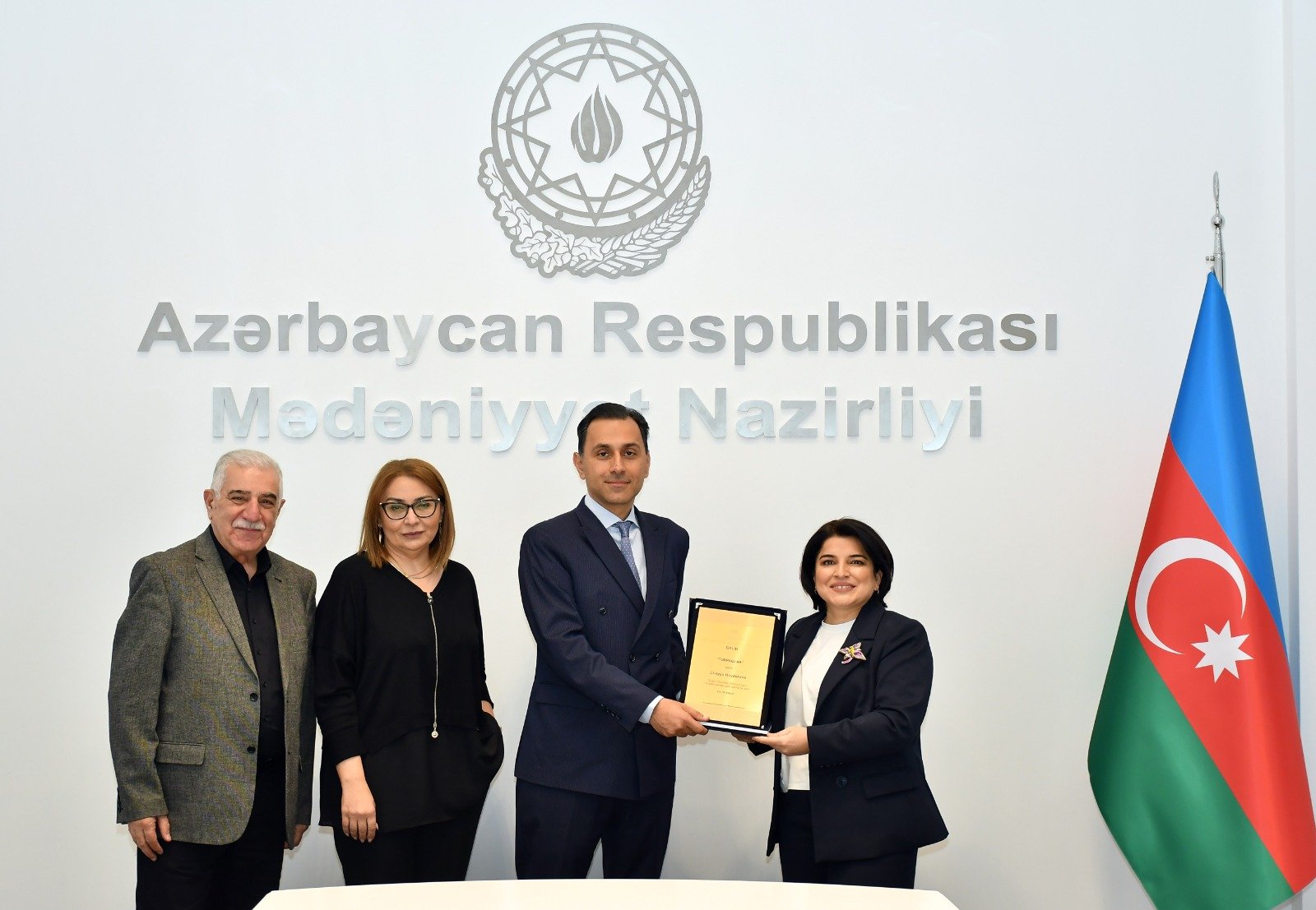 Pyes müsabiqəsi qaliblərinə mükafatlar təqdim olunub - FOTO Pyes müsabiqəsi qaliblərinə mükafatlar təqdim olunub - FOTO