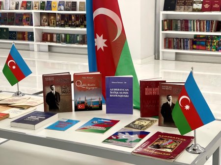 MEK-də Dövlət bayrağı və Konstitusiya günü ilə bağlı kitab sərgisi keçirilir - FOTO