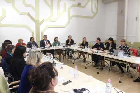 BSU-nun müəllimi qadınlar məktəbində iştirak edib - FOTO BSU-nun müəllimi qadınlar məktəbində iştirak edib - FOTO
