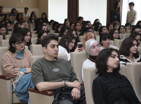 Dünya şöhrətli yapon rəssam AzMİU-da Dünya şöhrətli yapon rəssam AzMİU-da