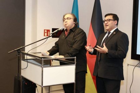Berlində almaniyalı türkoloq alimin Şuşaya həsr etdiyi kitab təqdim edilib - FOTO Berlində almaniyalı türkoloq alimin Şuşaya həsr etdiyi kitab təqdim edilib - FOTO