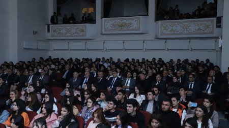 LDU- nun kollektivi “Cəmilə” tamaşasını izləyib LDU- nun kollektivi “Cəmilə” tamaşasını izləyib