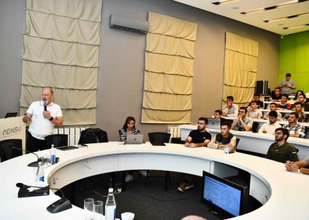 Fransalı professorlar ADNSU tələbələrinə süni intellektlə bağlı mühazirə oxuyublar - FOTO Fransalı professorlar ADNSU tələbələrinə süni intellektlə bağlı mühazirə oxuyublar - FOTO
