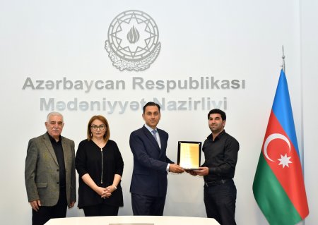 Pyes müsabiqəsi qaliblərinə mükafatlar təqdim olunub - FOTO Pyes müsabiqəsi qaliblərinə mükafatlar təqdim olunub - FOTO