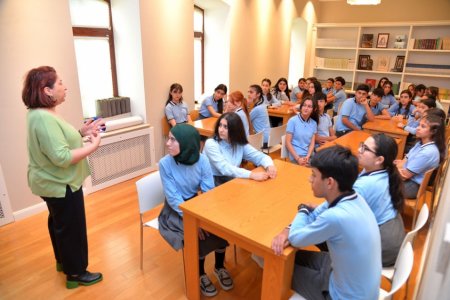 Paytaxt məktəbliləri “Ədibin evi”ndə qonaq olublar Paytaxt məktəbliləri “Ədibin evi”ndə qonaq olublar