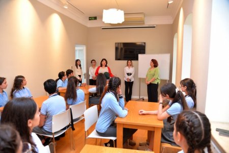 Paytaxt məktəbliləri “Ədibin evi”ndə qonaq olublar Paytaxt məktəbliləri “Ədibin evi”ndə qonaq olublar