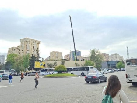 “Əcəmi”də kran metro keçidi üzərində “at oynadır”: “Əcəmi”də kran metro keçidi üzərində “at oynadır”: